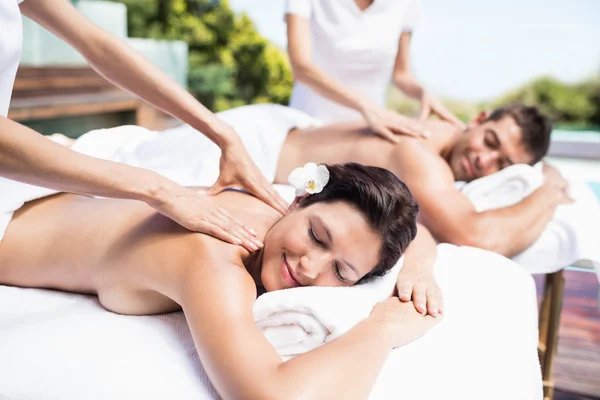 Casal recebendo massagem do massagista — Fotografia de Stock