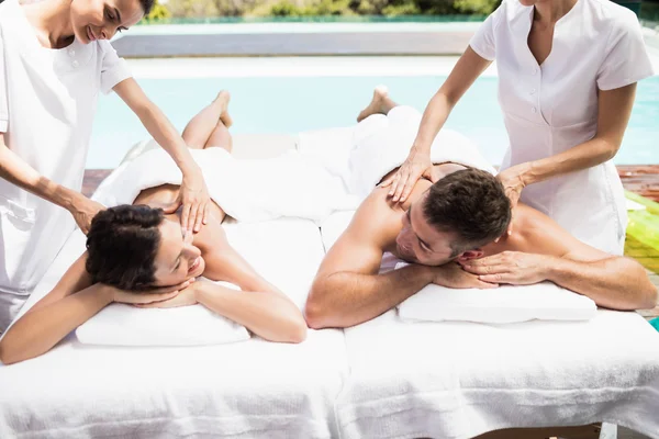 Couple receiving massage from masseur — Stock Photo, Image