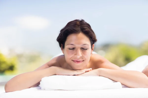 Kvinna avkopplande på massagebänk — Stockfoto