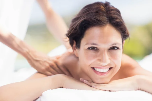 Frau erhält Massage von Masseur — Stockfoto