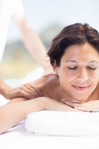 Mujer recibiendo masaje de masajista — Foto de Stock