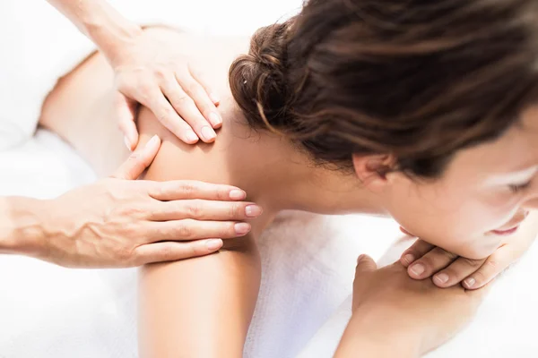 Mulher recebendo massagem de massagista — Fotografia de Stock