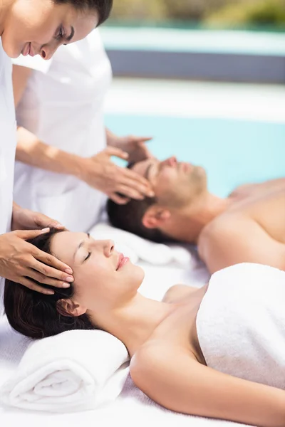 Couple receiving a head massage from masseur — Stock Photo, Image