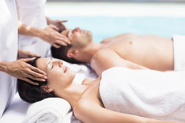 Couple receiving head massage — Stock Photo, Image