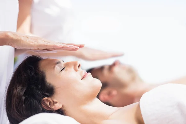 Casal recebendo massagem na cabeça — Fotografia de Stock