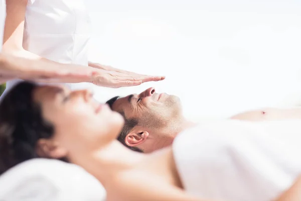 Casal recebendo massagem na cabeça — Fotografia de Stock