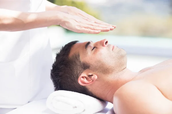 Man receiving head massage — Stock Photo, Image