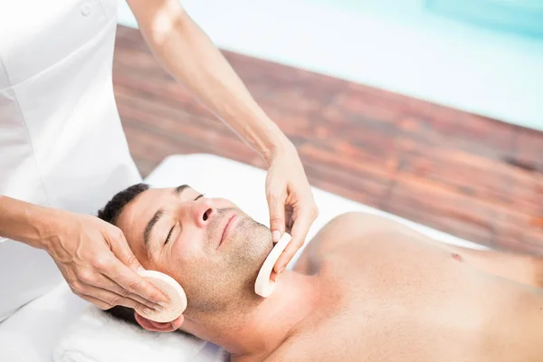 Homme recevant massage facial — Photo