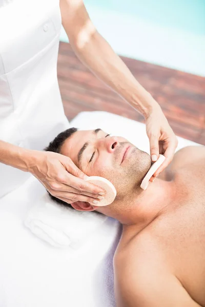 Człowiek, otrzymujący masaż twarzy — Zdjęcie stockowe