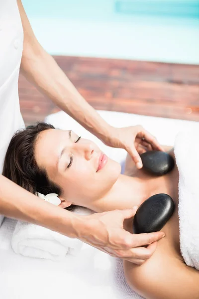 Frau erhält Massage mit heißen Steinen — Stockfoto