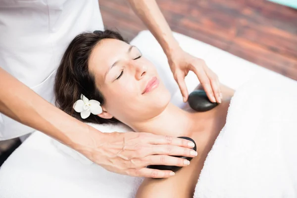 Woman receiving hot stone massage — Stock Photo, Image