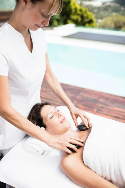 Mulher recebendo massagem de pedra quente — Fotografia de Stock