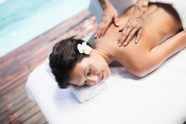 Femme recevant massage du dos — Photo