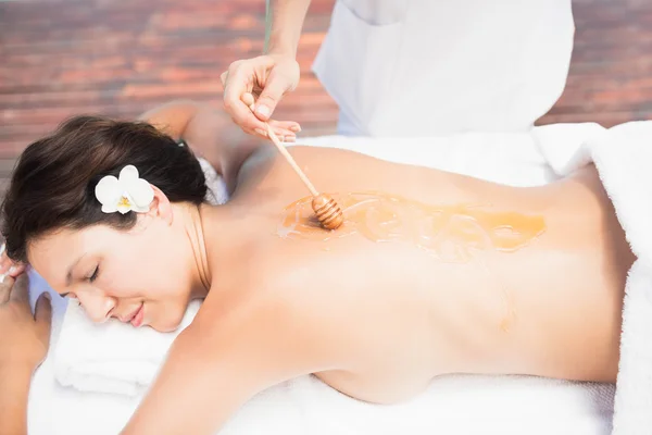 Vrouw ontvangende honing massage — Stockfoto