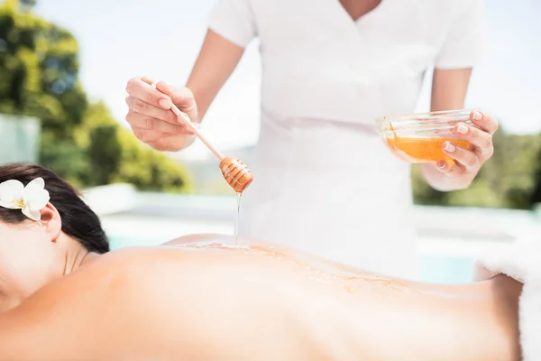 Kvinnan mottagande honung massage — Stockfoto