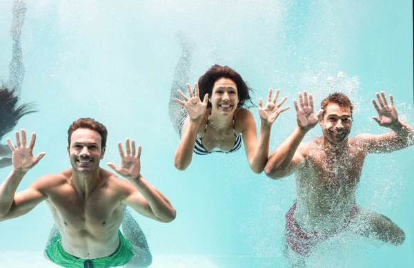 Parejas nadando bajo el agua en la piscina —  Fotos de Stock