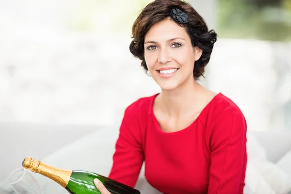 Женщина держит бутылку шампанского — стоковое фото
