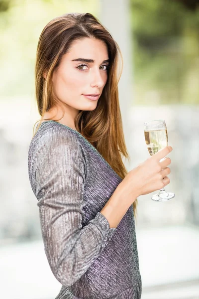 Kvinna med champagne flöjt — Stockfoto