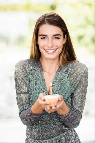 Mujer celebración cumpleaños cupcake — Foto de Stock