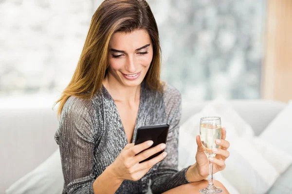 Kvinnans sms på mobiltelefon — Stockfoto