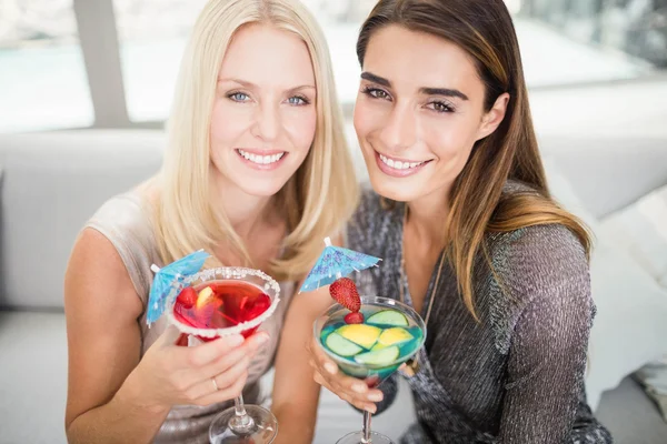 Hermosas mujeres tomando cóctel — Foto de Stock