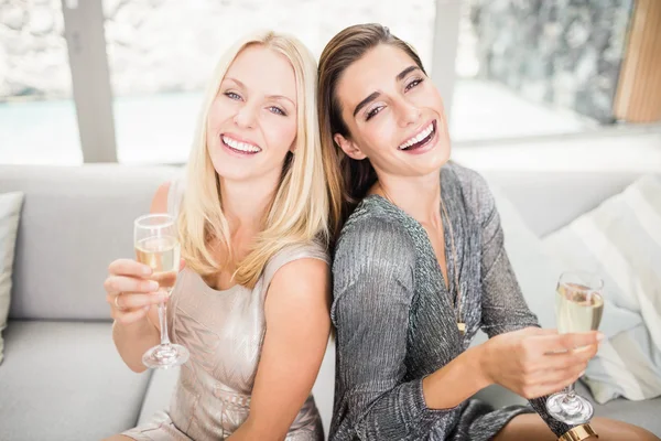 Kobiety posiadające flety szampana — Zdjęcie stockowe