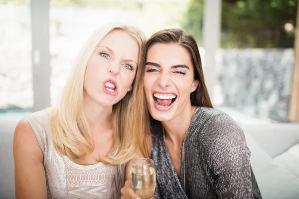 Mulheres bonitas fazendo caras engraçadas — Fotografia de Stock