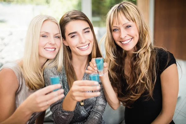 Mulheres sorrindo e tomando bebidas — Fotografia de Stock