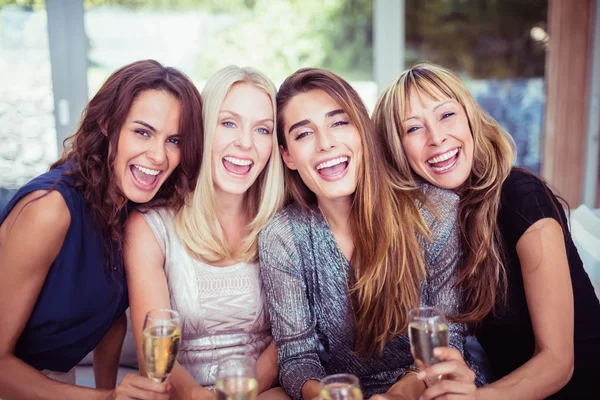 Hermosas mujeres tomando bebidas — Foto de Stock