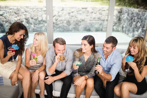 Grupo de amigos hablando y tomando bebidas —  Fotos de Stock
