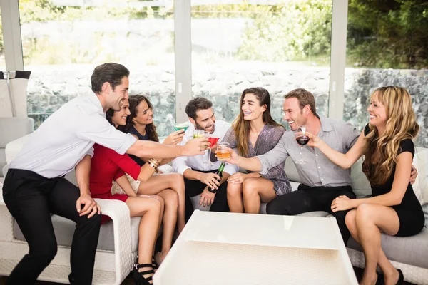 Amigos conversando e tomando bebidas — Fotografia de Stock