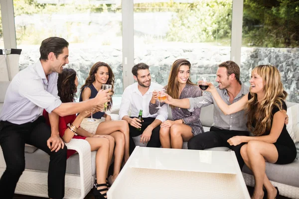 Amigos conversando e tomando bebidas — Fotografia de Stock