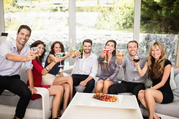 Friends having cocktail drinks — Stock Photo, Image