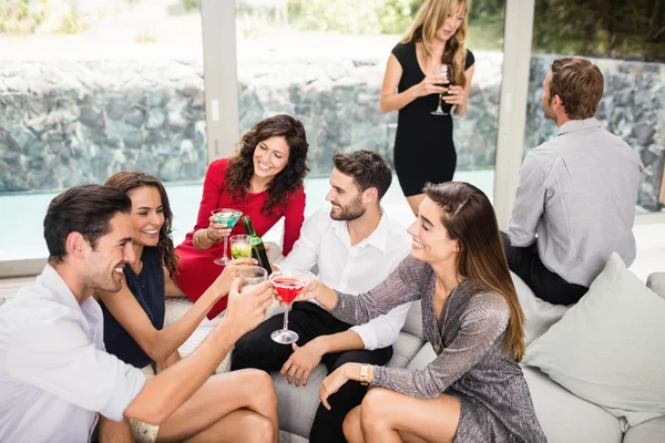 Amigos brindar bebidas cocktail — Fotografia de Stock