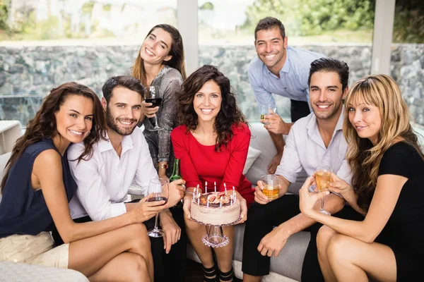 Freunde feiern Geburtstag — Stockfoto