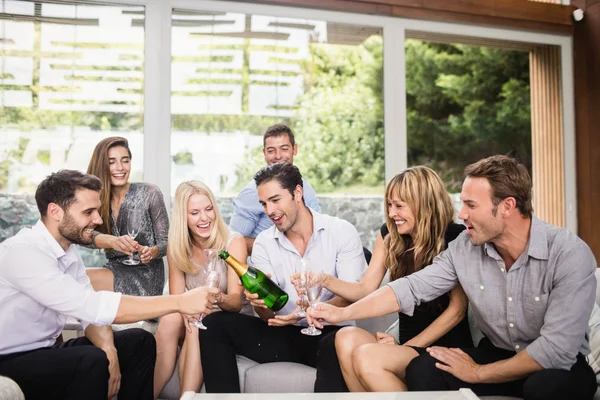 Mann schüttet Champagner in Gläser — Stockfoto