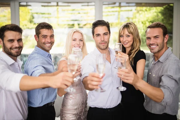 Freunde mit Champagnergläsern — Stockfoto