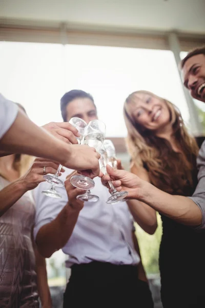 Amigos brindar copos de champanhe — Fotografia de Stock