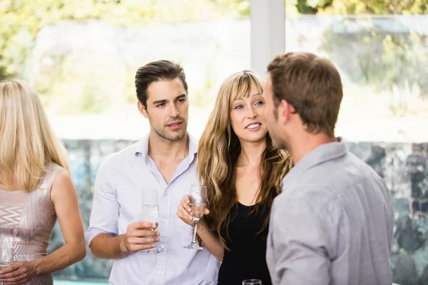 Vrienden praten en met dranken — Stockfoto