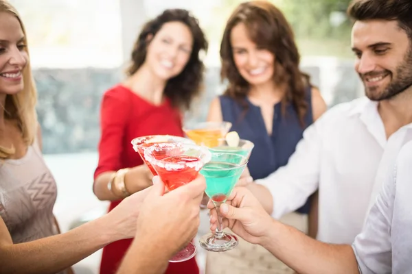 Groep vrienden met cocktail — Stockfoto