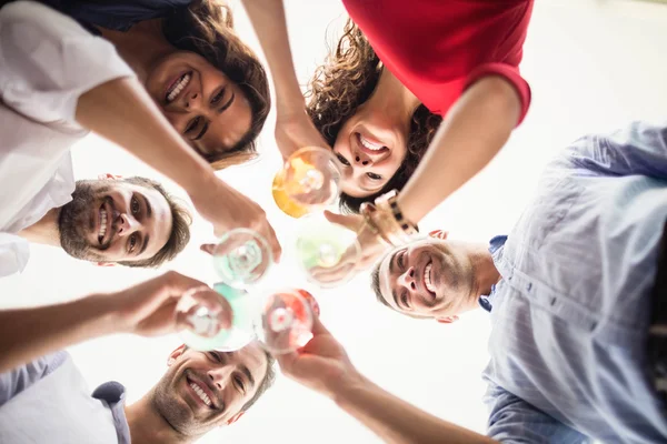 Groep vrienden met cocktail — Stockfoto