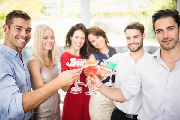 Groep vrienden met cocktail — Stockfoto