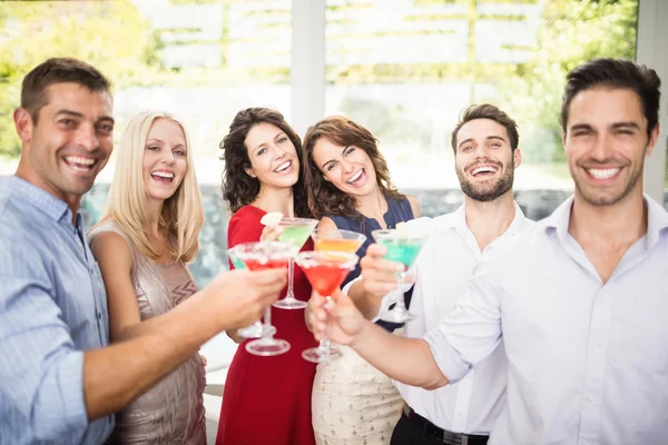 Vänner med cocktail — Stockfoto