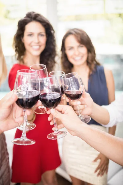 Grupo de amigos tomando vinho — Fotografia de Stock