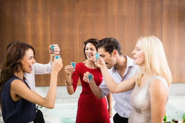 Groep vrienden drinken schoten — Stockfoto