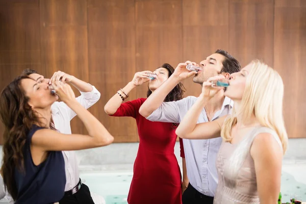 Amigos tomando tragos — Foto de Stock