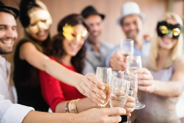 Vänner hålla champagneglas — Stockfoto