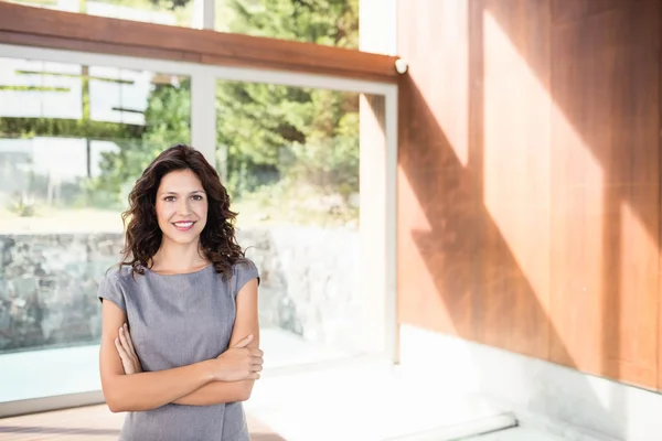 Mooie vrouw die lacht op camera — Stockfoto