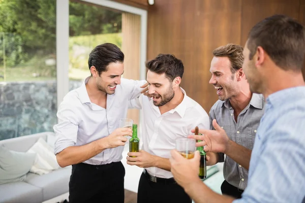 Skupina mladých mužů s nápoji — Stock fotografie