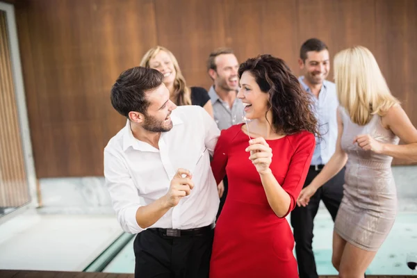 Grupo de jóvenes amigos bailando —  Fotos de Stock